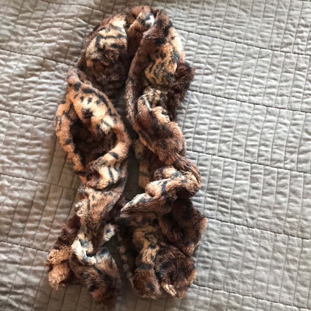 Leopard scarf - Picture 2 of 2